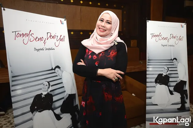 Usia Dewi Yull saat ini sudah menginjak 55 tahun alias setengah abad lebih. Namun kecantikannya masih tetap awet. Setuju nggak?