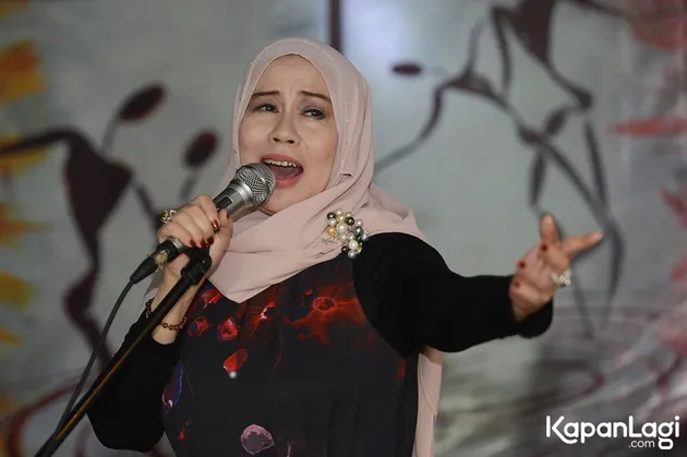 Istimewanya, kualitas suara Dewi juga tetap memesona dan terjaga meski sudah cukup lama hilang dari dunia hiburan.