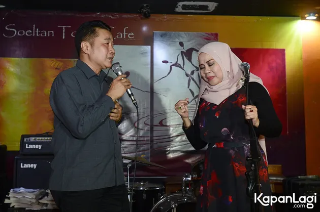 Seperti diketahui, Dewi dulu sempat berduet dengan penyanyi legendaris, Broery Marantika, nah kini Ia ingin mengingatkan publik akan duet itu dengan bantuan Tonny.