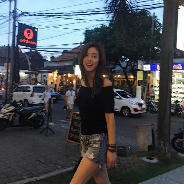 Kim Sung Ryung tak cuma mengejutkan penggemar di Indonesia karena mendadak berada di Bali, tapi juga banyak netizen karena penampilannya yang semakin muda dan cantik.