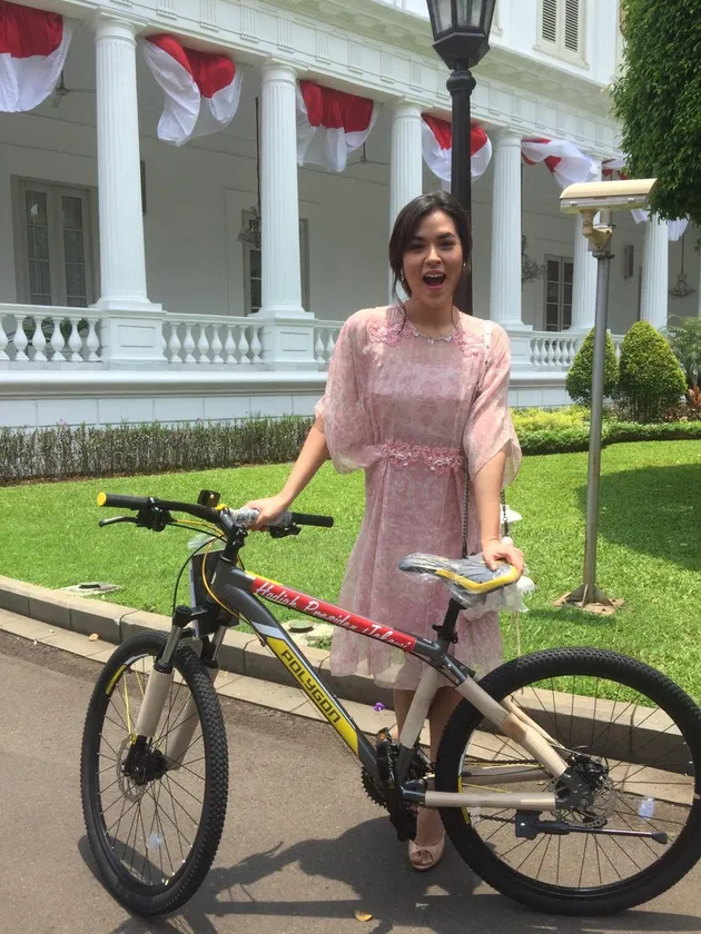 FOTO: Di Istana Negara, Lagi-Lagi Cincin Raisa Bikin Salah Fokus 