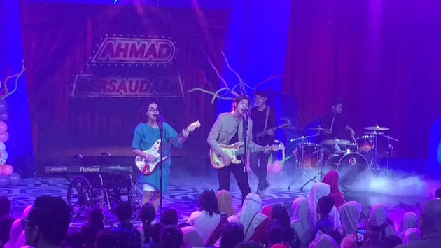 Ketiga putra Ahmad Dhani seakan jadi spotlight utama malam itu.