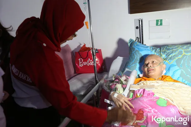 FOTO: Dirawat Dua Minggu di RS, Yana Zein Ingin Pulang ke Rumah