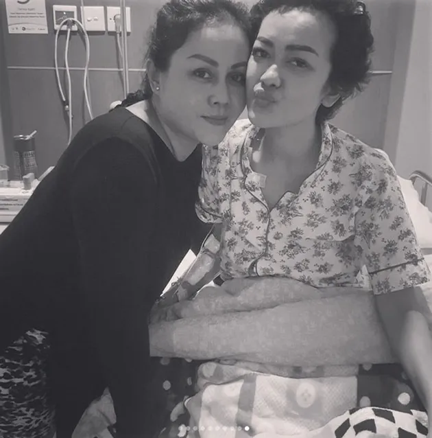 FOTO: Dirawat Intensif, Julia Perez Disupport Teman-Teman Artis