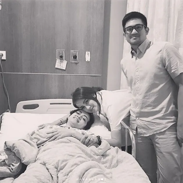 FOTO: Dirawat Intensif, Julia Perez Disupport Teman-Teman Artis