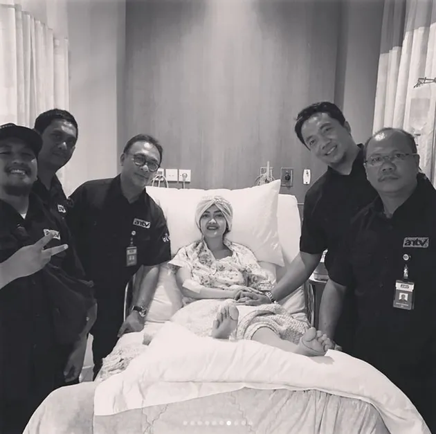 FOTO: Dirawat Intensif, Julia Perez Disupport Teman-Teman Artis