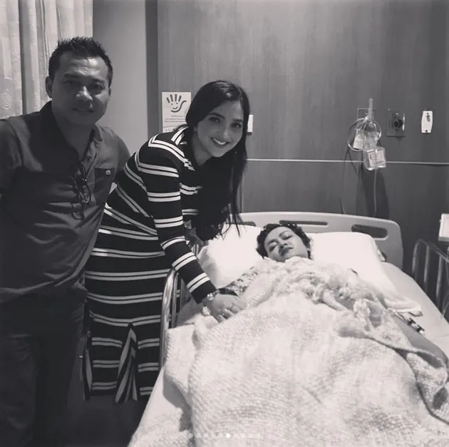 FOTO: Dirawat Intensif, Julia Perez Disupport Teman-Teman Artis