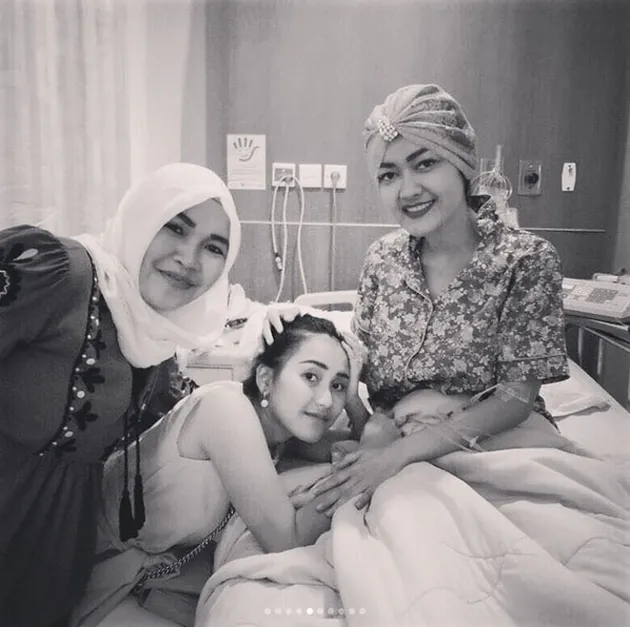 FOTO: Dirawat Intensif, Julia Perez Disupport Teman-Teman Artis