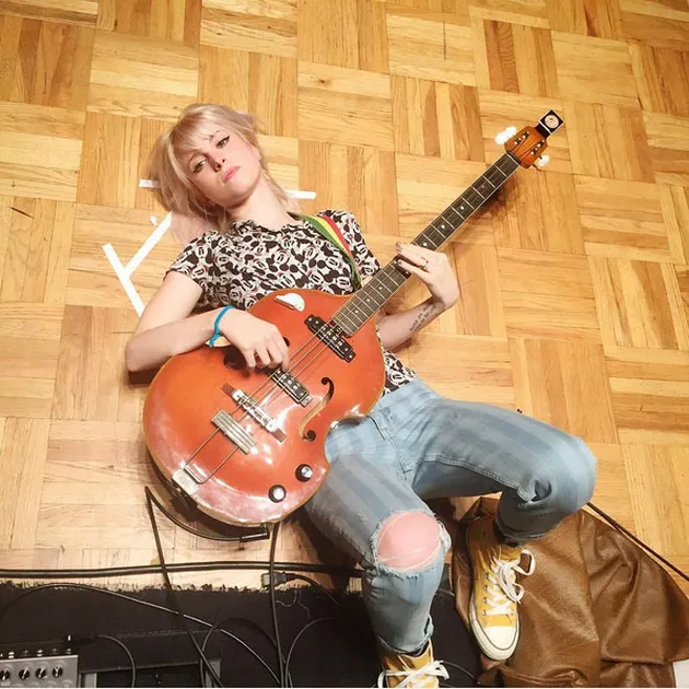 Para penikmat musik sempat dikejutkan kabar hengkangnya Jeremy Davis dari band Paramore beberapa waktu lalu. Banyak yang mengira kalau hal ini bakalan menjadi akhir dari Paramore.