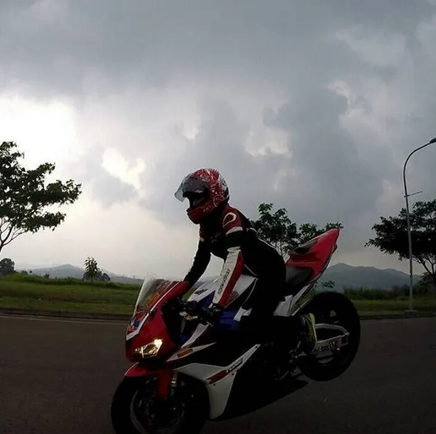 freestyler cewek, stunt rider cewek, freestyler cantik, stunt rider cantik