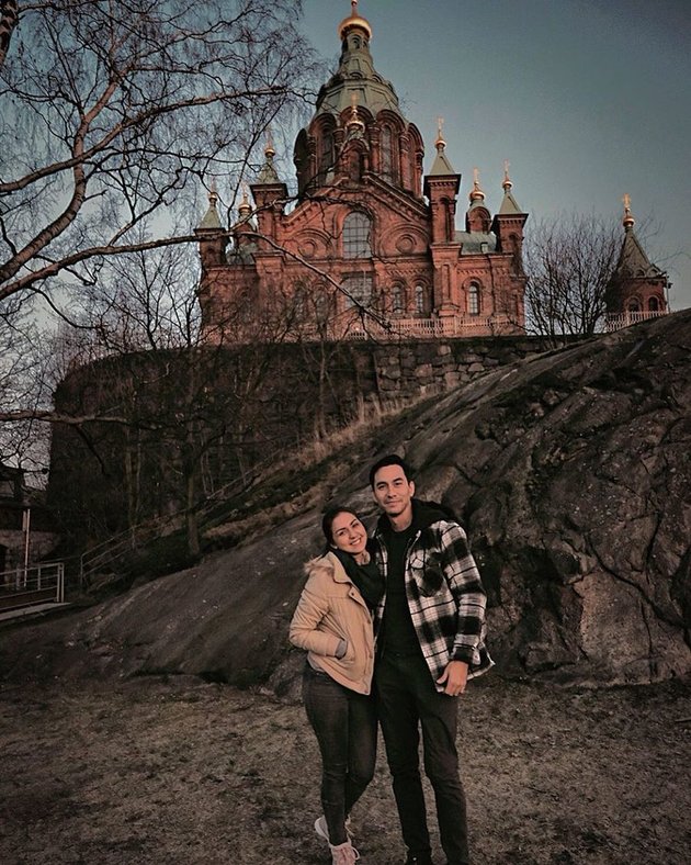 PHOTO: Donna Agnesia & Darius Sinathrya in Finland, First Time Riding Snowmobile - Enjoy the Moments of Vacation Together