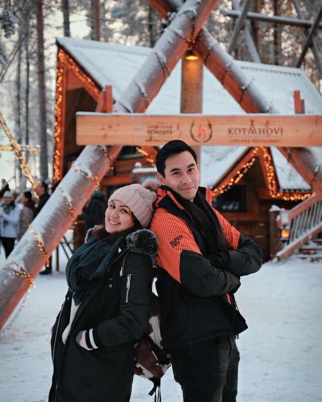 PHOTO: Donna Agnesia & Darius Sinathrya in Finland, First Time Riding Snowmobile - Enjoy the Moments of Vacation Together