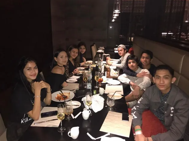 FOTO: Adu Mesra Al Ghazali - Aaliyah Massaid Saat Double Date