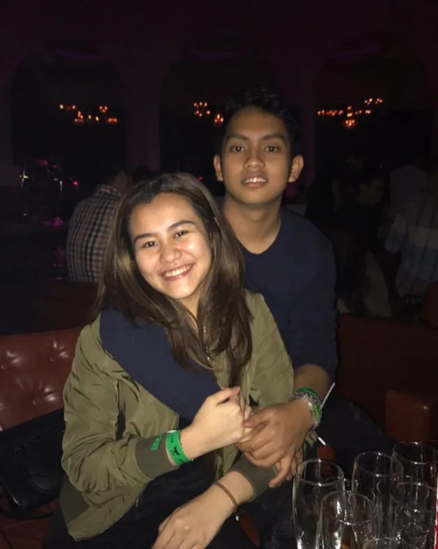 FOTO: Adu Mesra Al Ghazali - Aaliyah Massaid Saat Double Date