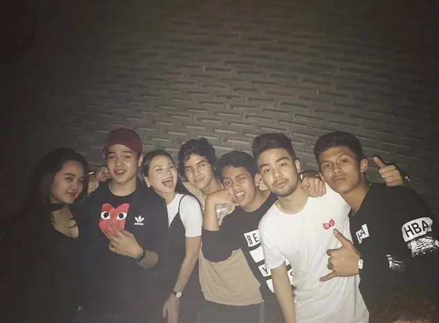 FOTO: Adu Mesra Al Ghazali - Aaliyah Massaid Saat Double Date