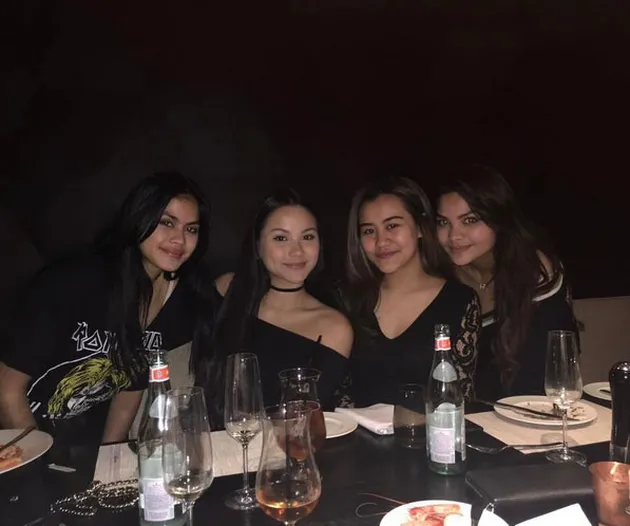 FOTO: Adu Mesra Al Ghazali - Aaliyah Massaid Saat Double Date