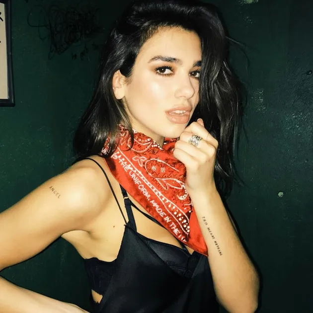Kalau kamu mencari musik baru yang menarik, unik, dan menyenangkan, maka penyanyi 21 tahun asal London, Inggris ini adalah jawabannya. Yap, ini dia, Dua Lipa.