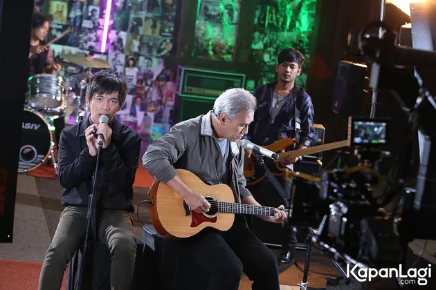 Sebuah kolaborasi manis dibuat oleh Iwan Fals dan D Masiv lewat lagu yang berjudul 'Satu-Satunya'. Lagu ini sendiri merupakan bagian dari album terbaru berjudul 'SATU' yang dirilis oleh Musica Studio's.