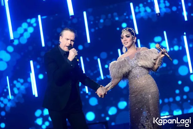 FOTO: Aksi Syahrini Saat Duet Dengan Rick Price di HUT Indosiar
