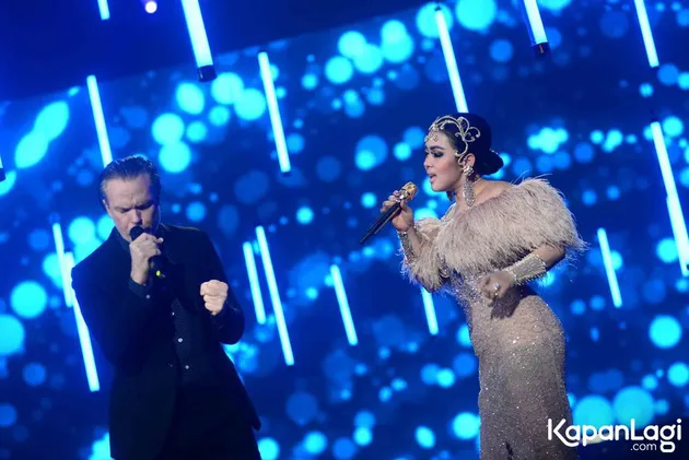 FOTO: Aksi Syahrini Saat Duet Dengan Rick Price di HUT Indosiar
