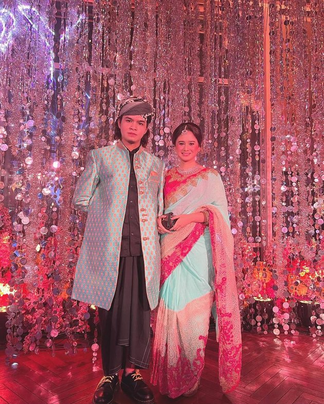 Dul mengunggah lima foto saat ia mendampingi Tissa ke acara Diwali. Ia pun memakai pakaian ala bintang Bollywood.