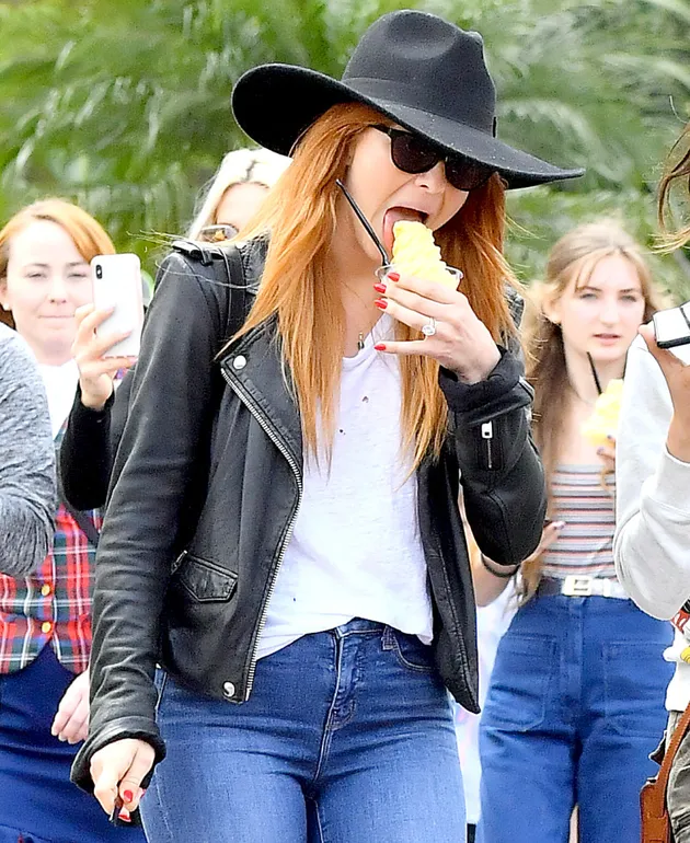 Artis Hollywood Makan Es Krim