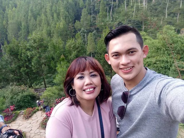 Elly Sugigi dan Pacar