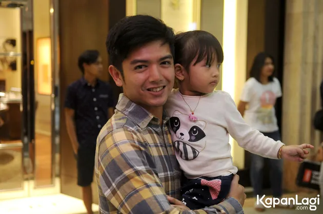 FOTO: ELLYNA, PUTRI NICKY TIRTA YANG CENTIL DAN HOBI MAKE-UP