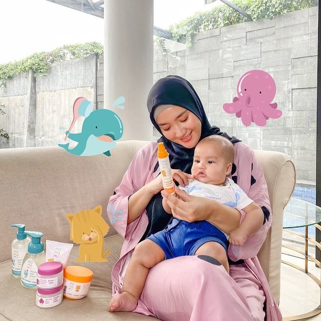 Photos of Erica Putri and Baby Zee, Often Called Twins with Citra Kirana and Baby Athar