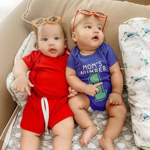 Photos of Erica Putri and Baby Zee, Often Called Twins with Citra Kirana and Baby Athar