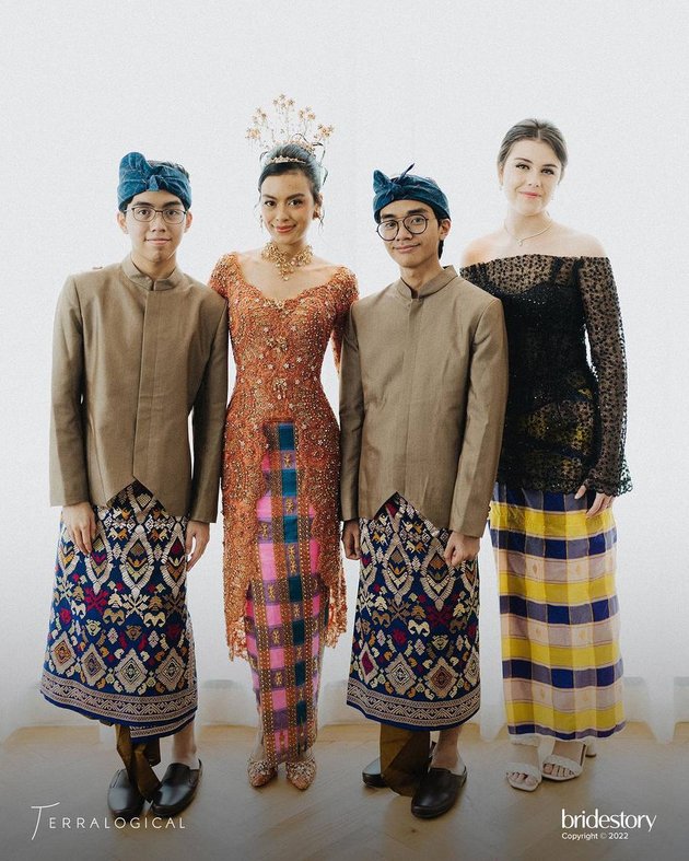 Foto Eva Celia Bersama dengan Tiga Adiknya di Pernikahan