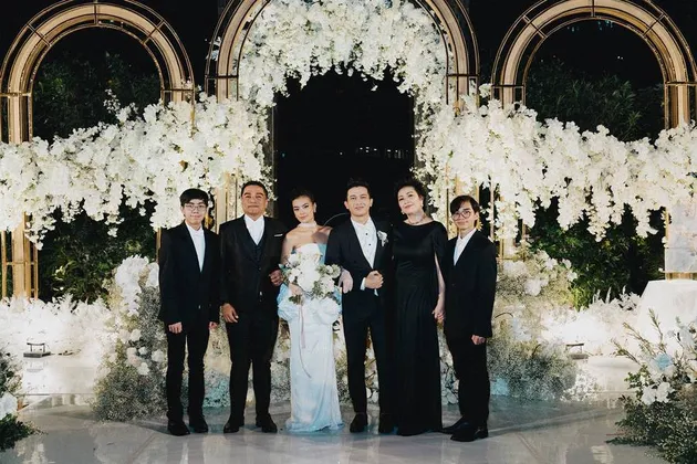 Foto Eva Celia Bersama dengan Tiga Adiknya di Pernikahan