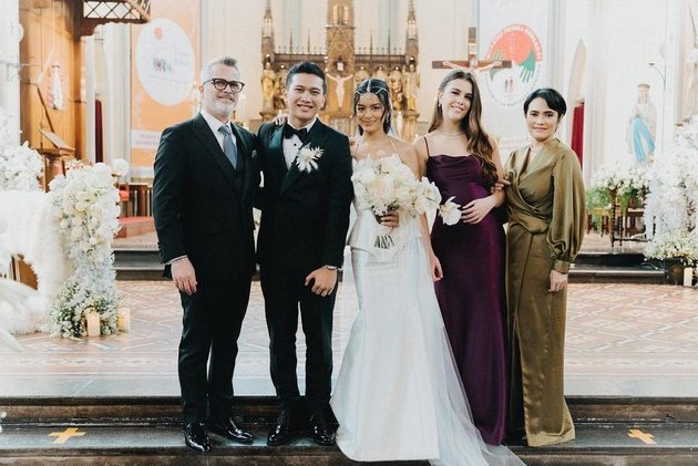 Photos of Eva Celia with Family at Her Wedding, Accompanied by 3 Mothers and 2 Fathers who Love Her Dearly