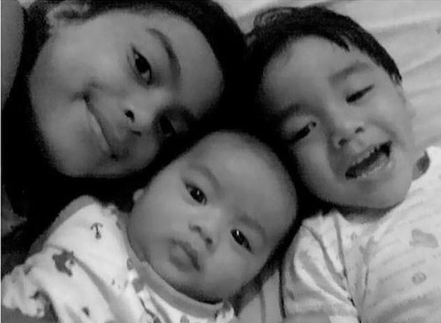 Photo of Eva Celia with Her Three Siblings, Loving Each Other Despite Having Different Fathers and Mothers