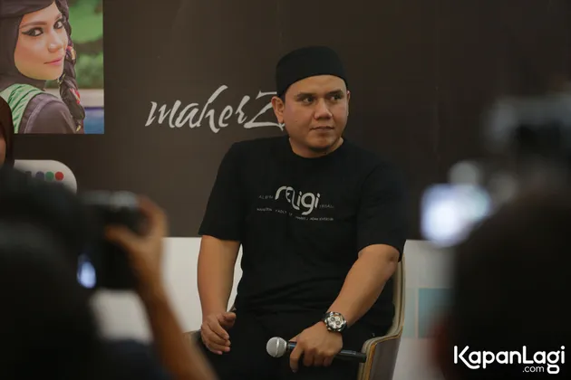 Dalam ALBUM RELIGI TERBAIK, Fadly menyumbangkan dua lagu dengan judul 'Menunggu PanggilanMu' serta 'Selimut Putih'.