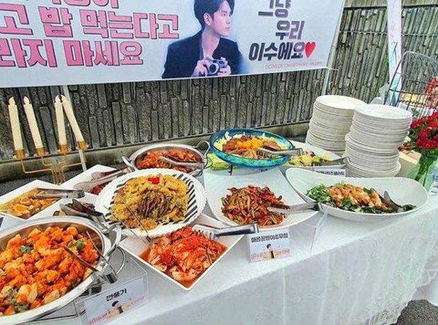 PHOTO: Fans Send Support to the Shooting Location of Ong Seong Wu's Drama, Luxurious Food Buffet: Lobster - Steak