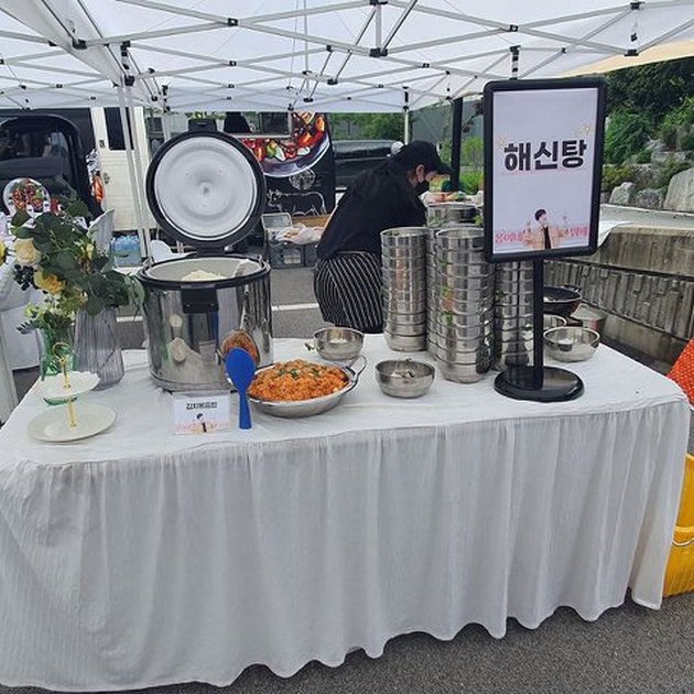 PHOTO: Fans Send Support to the Shooting Location of Ong Seong Wu's Drama, Luxurious Food Buffet: Lobster - Steak