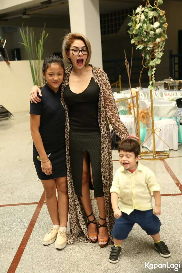 Seperti ini fashion cantik casual Nikita Mirzani saat menghadiri resepsi salah satu sahabat baiknya yang merupakan reporter KapanLagi.comŽ. Ia memilih untuk mengenakan pakaian yang tentu saja langsung menjadi pusat perhatian.