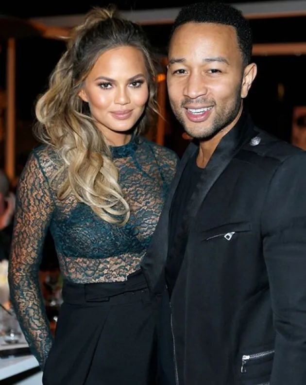 Ibu hamil cantik Chrissy Teigen