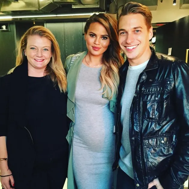 Ibu hamil cantik Chrissy Teigen