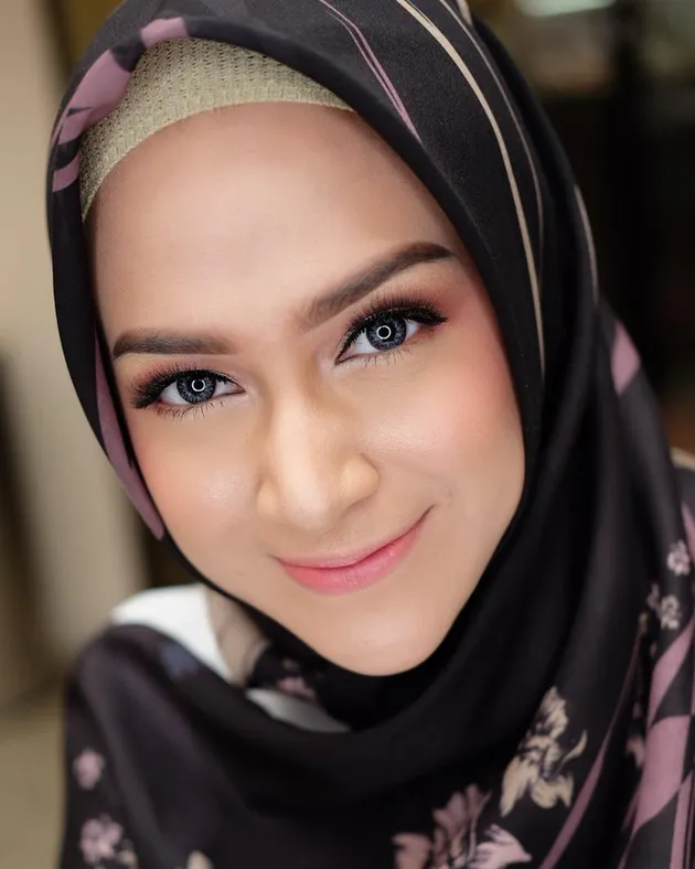 Cantik memikat, Nina Zatulini memang termasuk salah satu artis yang kerap banjir pujian gara-gara pesona kecantikan dan selera fashion yang dimilikinya.