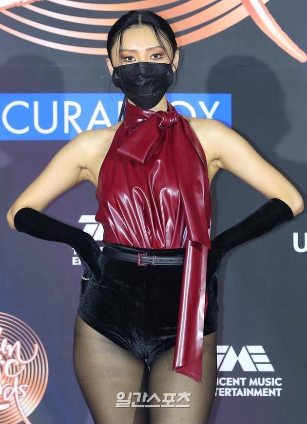 Hwasa MAMAMOO's Fashion Photos at GDA 2021, Her Hot Pants are Super Sexy!