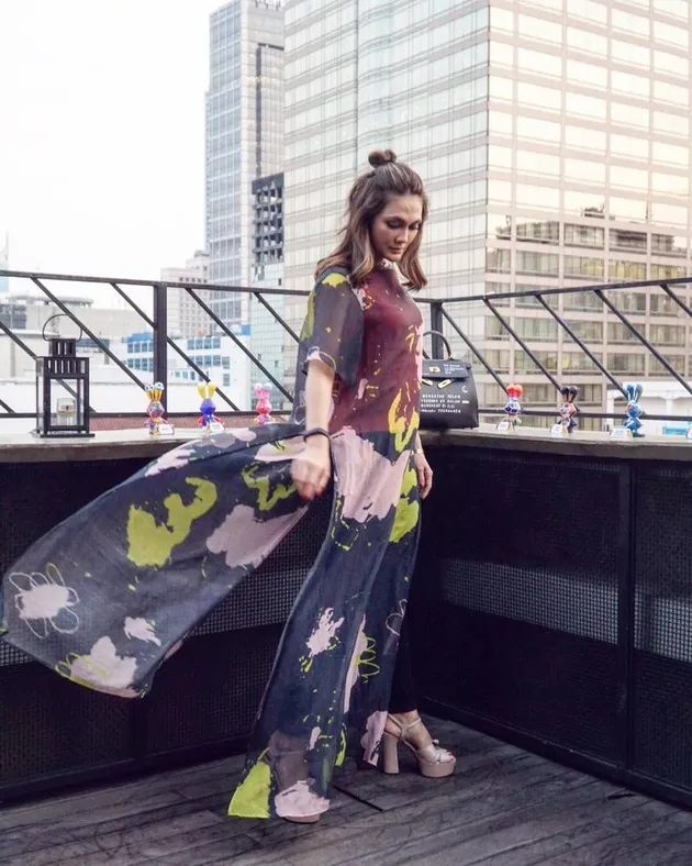 Fashion Luna Maya memang hal yang tak boleh dilewatkan. Lihat saja penampilannya dengan OOTD yang selalu kece maksimal.