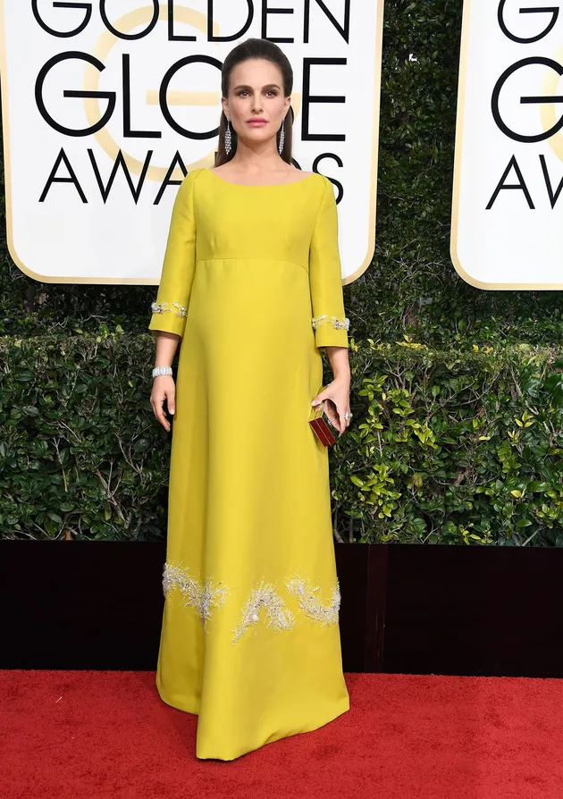 Muncul dengan perut buncitnya di atas red carpet Golden Globe 2017, Natalie Portman justru menjatuhkannya pada gaun vintage kuning dari brand Prada. Sayangnya, busana ini justru membuatnya terlihat kaku dan ketinggalan zaman.