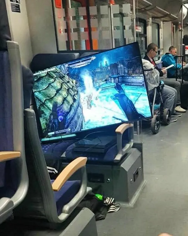 Foto-Foto Unik dan Aneh di Kereta Bawah Tanah