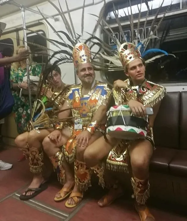 Foto-Foto Unik dan Aneh di Kereta Bawah Tanah