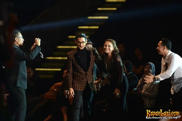 FOTO: Gandengan Tangan, Rossa-Afgan Jadi Pasangan Yang Berjaya