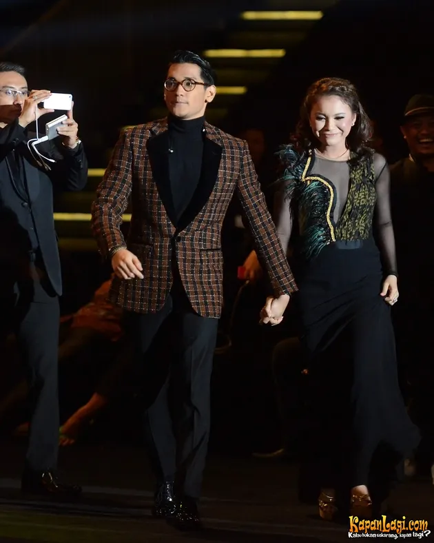 FOTO: Gandengan Tangan, Rossa-Afgan Jadi Pasangan Yang Berjaya