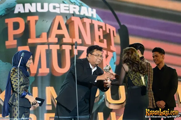 FOTO: Gandengan Tangan, Rossa-Afgan Jadi Pasangan Yang Berjaya