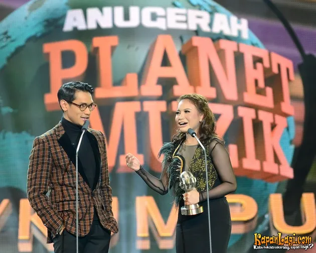 FOTO: Gandengan Tangan, Rossa-Afgan Jadi Pasangan Yang Berjaya